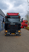 20250330-Tom-Holding-00267 20250330-Tom-Holding-00267